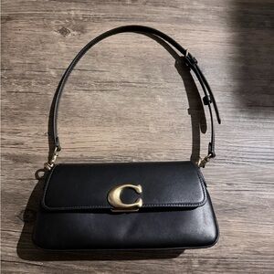 • Jet shoulder coach bag